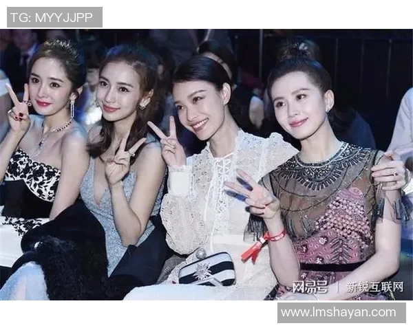 两位足球传奇球星携手同框展现非凡默契与风采